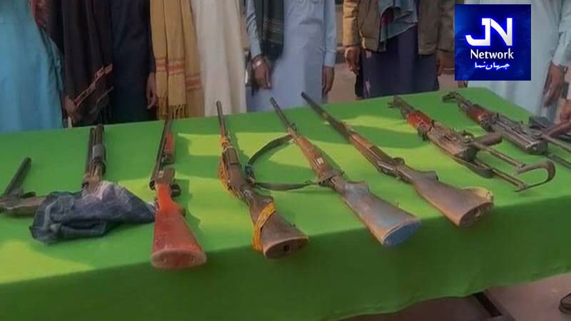 لاڑکانہ میں ڈاھانی گینگ کے 7 انعام یافتہ سمیت 16 ڈاکوؤں نے ہتھیار ڈال دئیے
