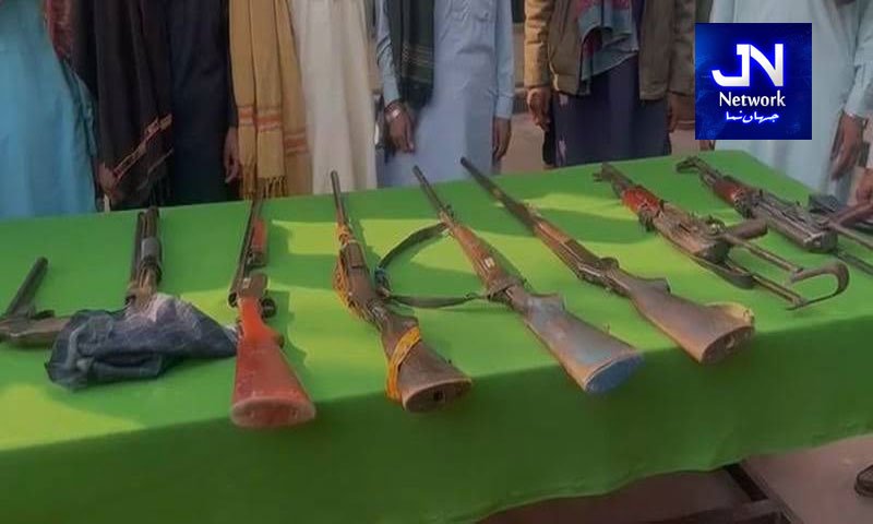 لاڑکانہ میں ڈاھانی گینگ کے 7 انعام یافتہ سمیت 16 ڈاکوؤں نے ہتھیار ڈال دئیے