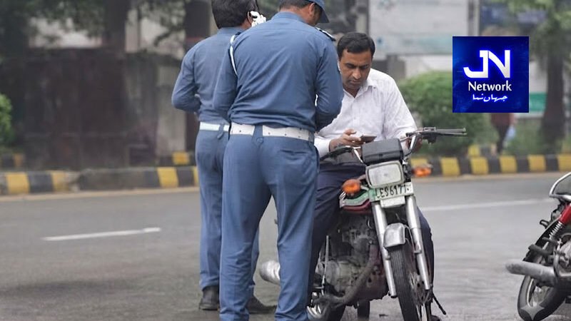 سائیڈ ویو مررز اور انڈیکیٹرز کے بغیر موٹرسائیکل چلانے والے ہو جائیں خبردار