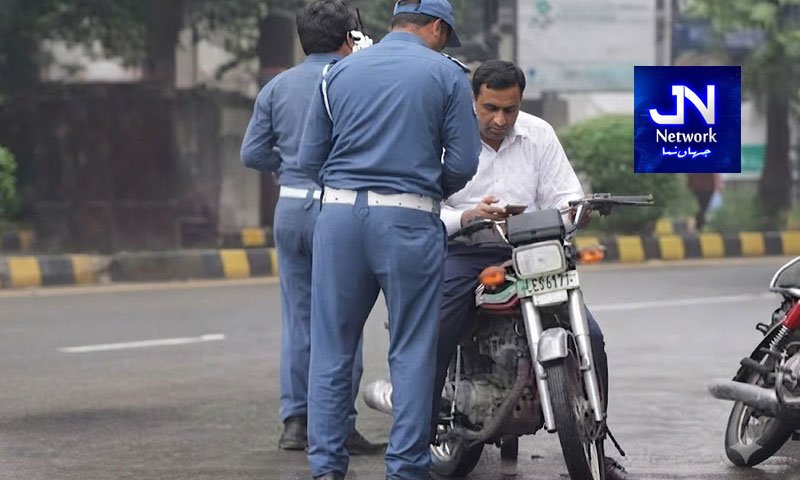 سائیڈ ویو مررز اور انڈیکیٹرز کے بغیر موٹرسائیکل چلانے والے ہو جائیں خبردار