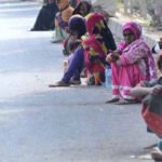 کراچی: برقع پہن کر اور کلہاڑیاں لے کر بینک لوٹنے والے ڈاکو کیسے فرار ہوئے؟