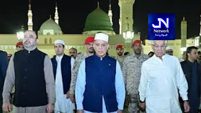 وزیراعظم شہباز شریف کی وفد کے ہمراہ روضہ رسولﷺ پر حاضری ، ریاض الجنہ میں نوافل کی ادائیگی