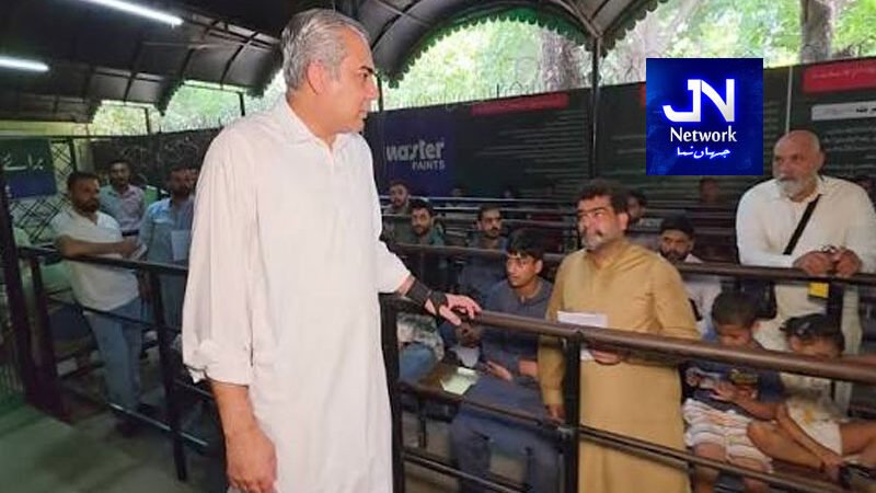 پاسپورٹ بنوانے کیلئے آئے شہریوں کی قطاریں کئی کئی گھنٹے انتظار