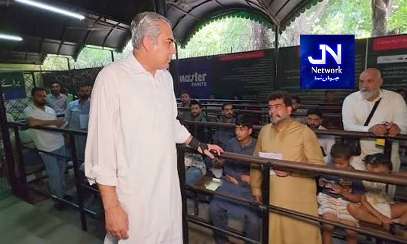 پاسپورٹ بنوانے کیلئے آئے شہریوں کی قطاریں کئی کئی گھنٹے انتظار