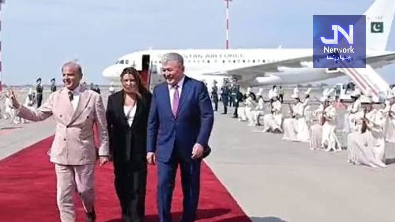 وزیراعظم شہباز شریف کا کرغزستان کے صدارتی محل میں پرتپاک استقبال، گارڈ آف آنر پیش
